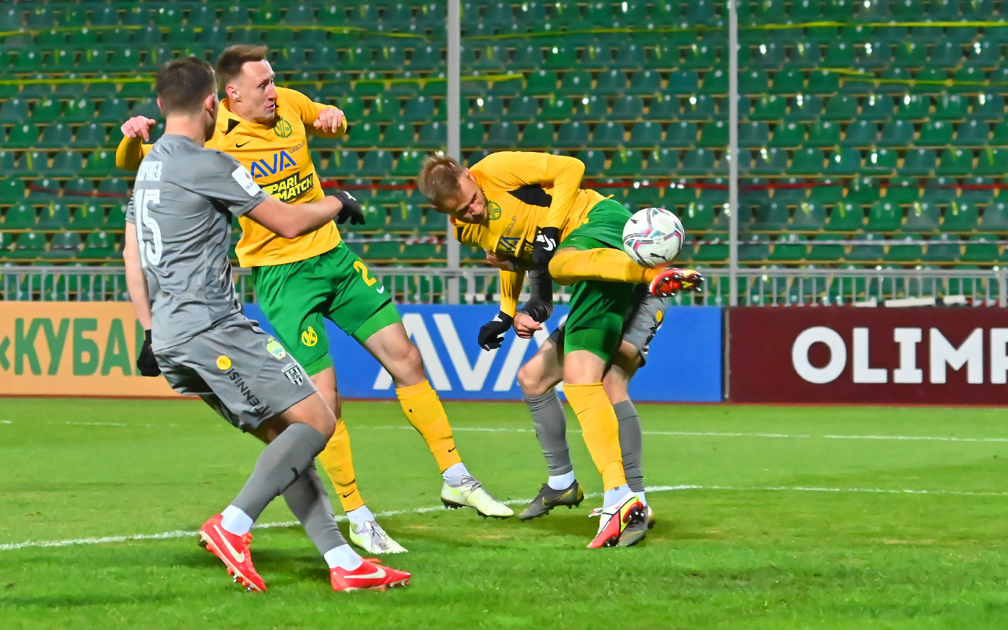 Желто зеленый Кропоткин на матче Кубани.